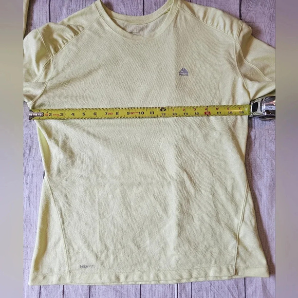 Nike Women's •Size Large• ACG Fit Dry Embossed Base Layer Long Sleeve Top Neon - Picture 5 of 8